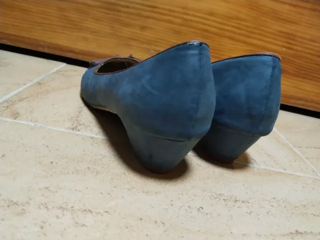 Zapatos azules con pequeño tacón