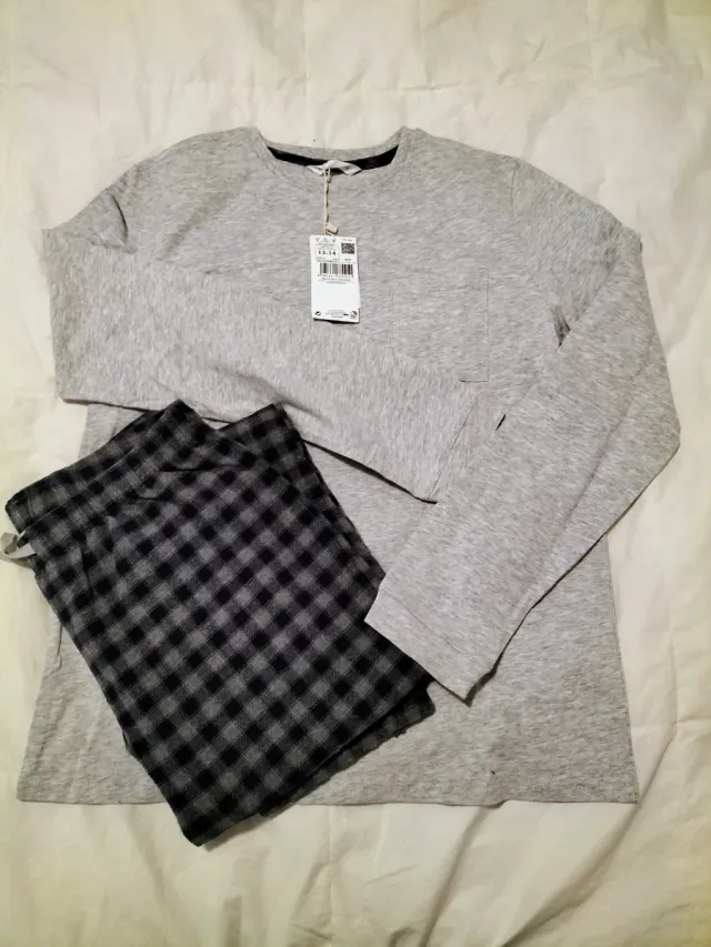 Pijama largo gris y cuadros. Talla 13-14 de Mango.