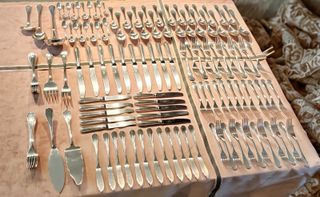 Set di posate Christofle placcato in argento. 130 pezzi