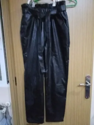Pantalones negros efecto piel Talla L