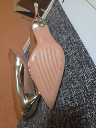 Zapatos de tacón dorados