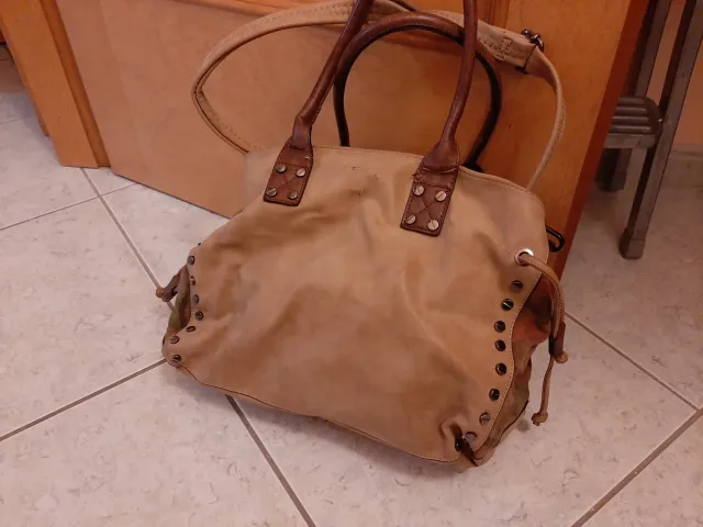Borsa donna beige con borchie