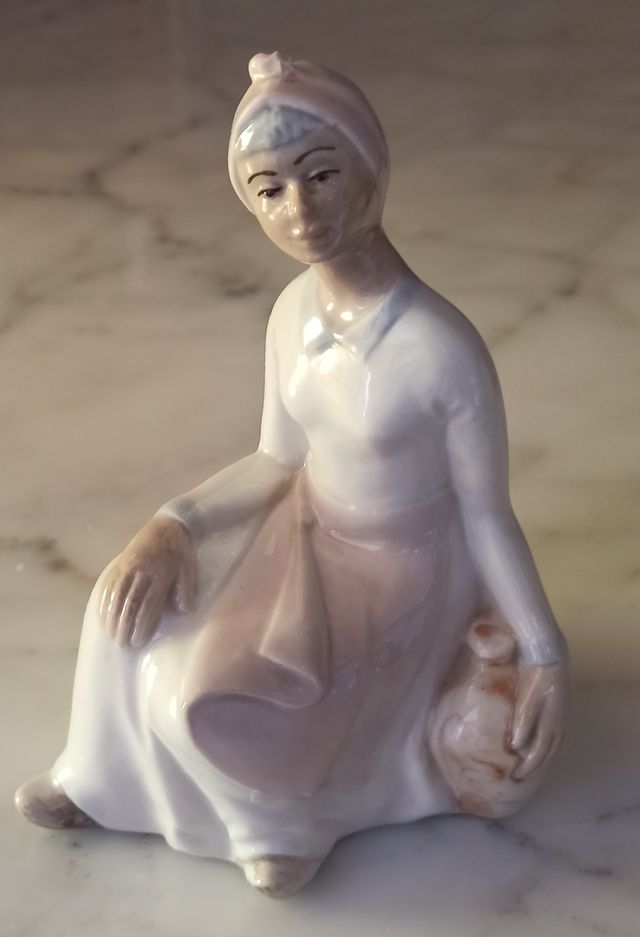 Figura cerámica mujer sentada con cántaro