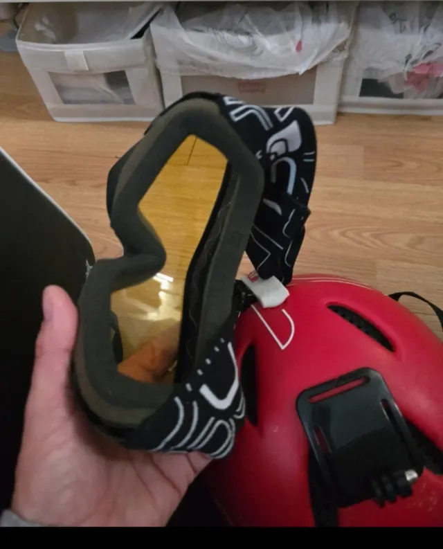 Casco da sci rosso con occhiali