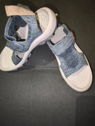 Sandalias deportivas azules y blancas