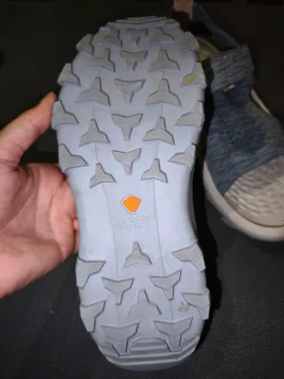 Sandalias deportivas azules y blancas