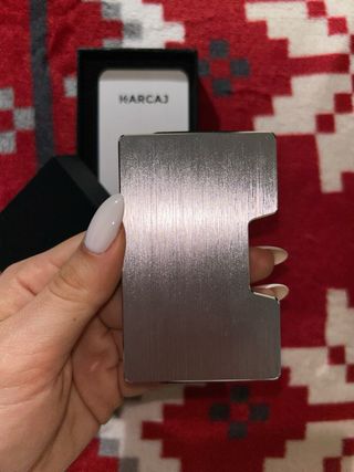 Tarjetero Karcaj metálico plateado