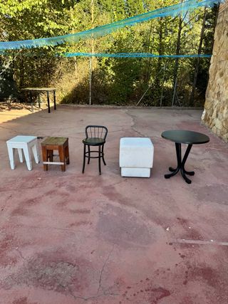 Sgabelli e tavoli da bar.