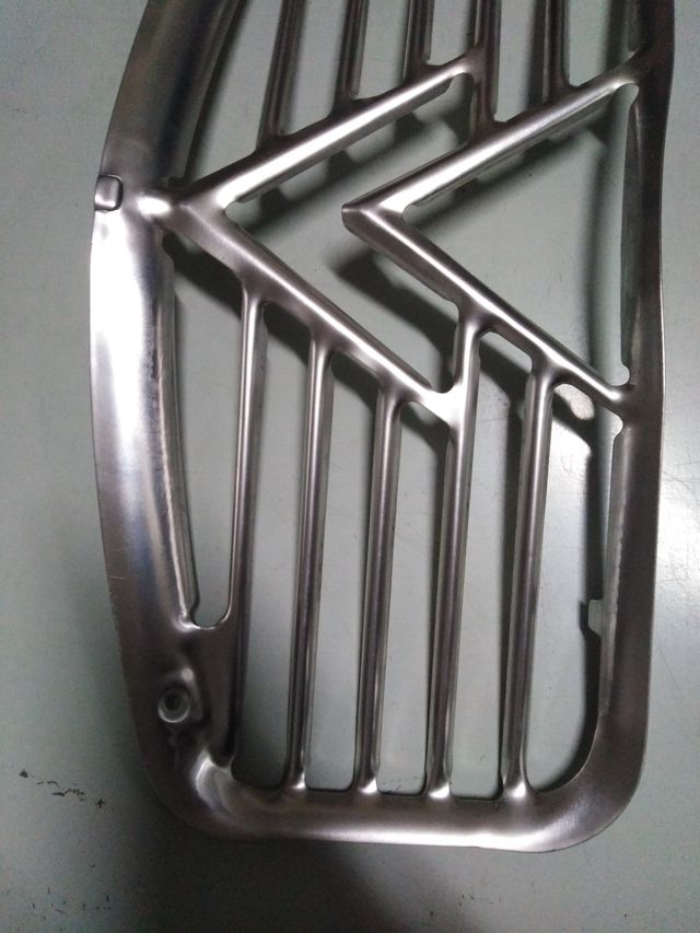 Calandra metálica Citroën 2CV antigua