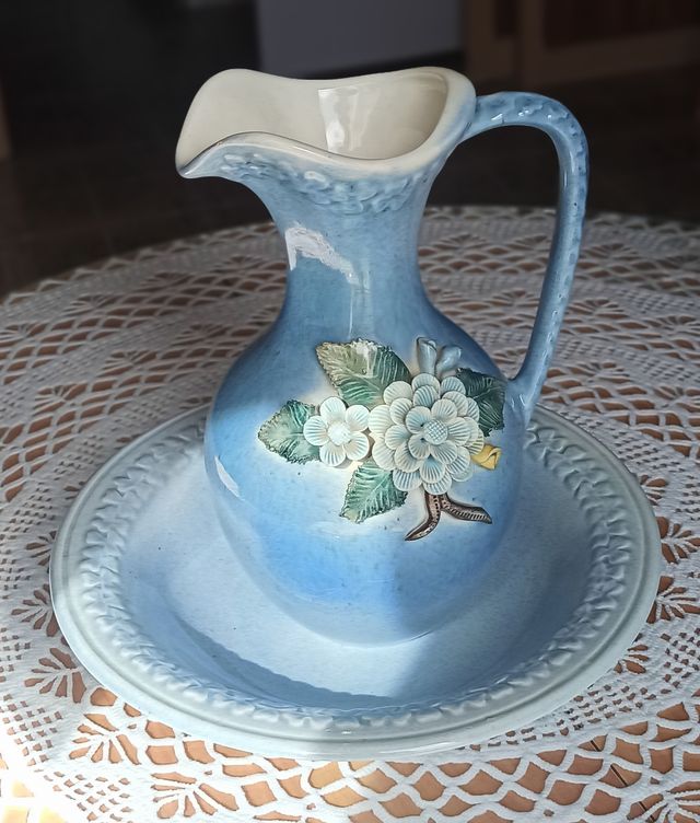 Jarrón y plato de cerámica decorado azul