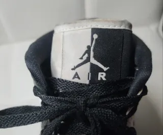 Scarpe Jordan Mid Bianche e Nere