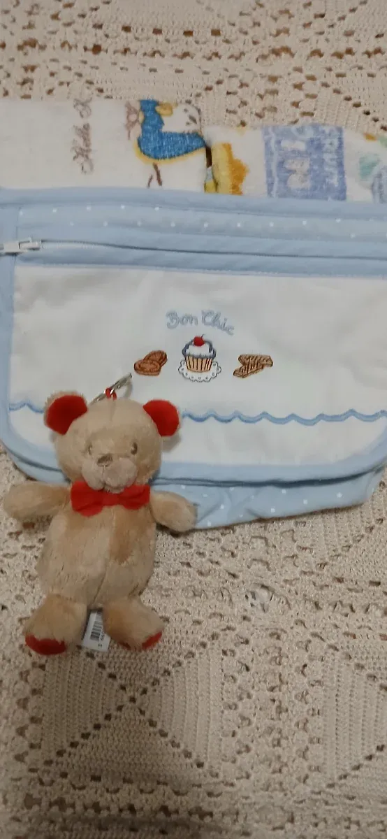 Neceser infantil + 2 toallas mano+osito peluche.