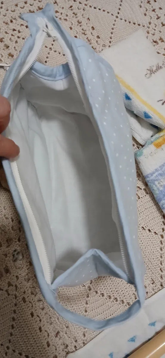 Neceser infantil + 2 toallas mano+osito peluche.