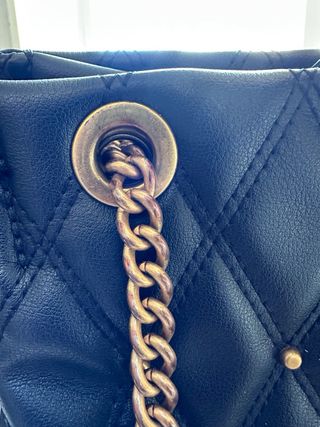 Borsa Guess nera con borchie dorate