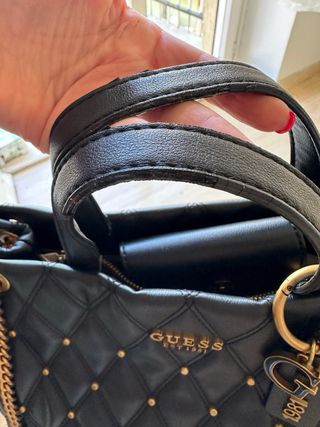 Borsa Guess nera con borchie dorate