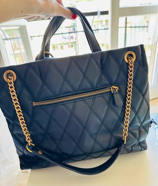 Borsa Guess nera con borchie dorate