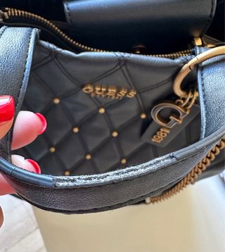 Borsa Guess nera con borchie dorate