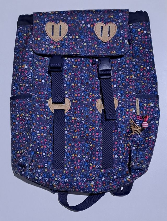 Mochila infantil floral con corazones