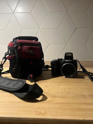 Cámara Fujifilm Negra y Roja con Bolso