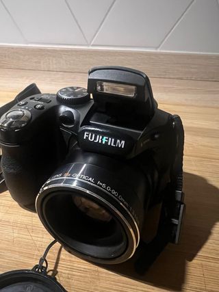 Cámara Fujifilm Negra y Roja con Bolso