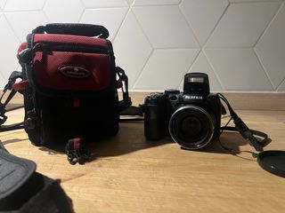 Cámara Fujifilm Negra y Roja con Bolso