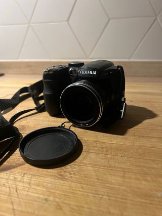 Cámara Fujifilm Negra y Roja con Bolso