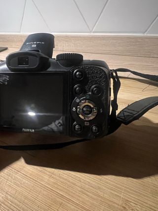 Cámara Fujifilm Negra y Roja con Bolso