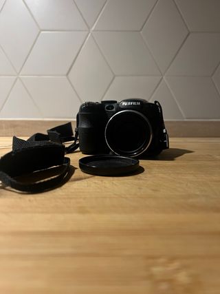 Cámara Fujifilm Negra y Roja con Bolso