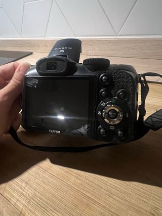 Cámara Fujifilm Negra y Roja con Bolso