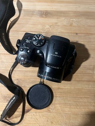 Cámara Fujifilm Negra y Roja con Bolso