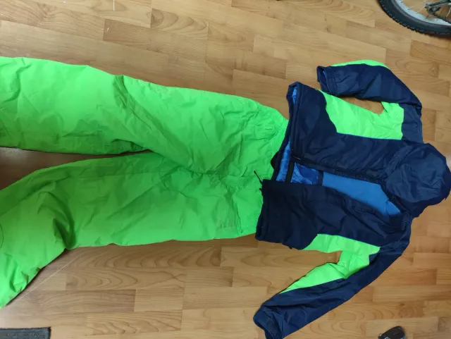 Traje de esquí azul y verde