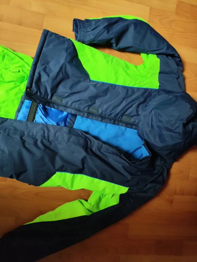 Traje de esquí azul y verde