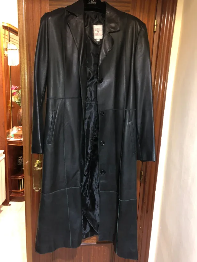 Gabardina de cuero negra