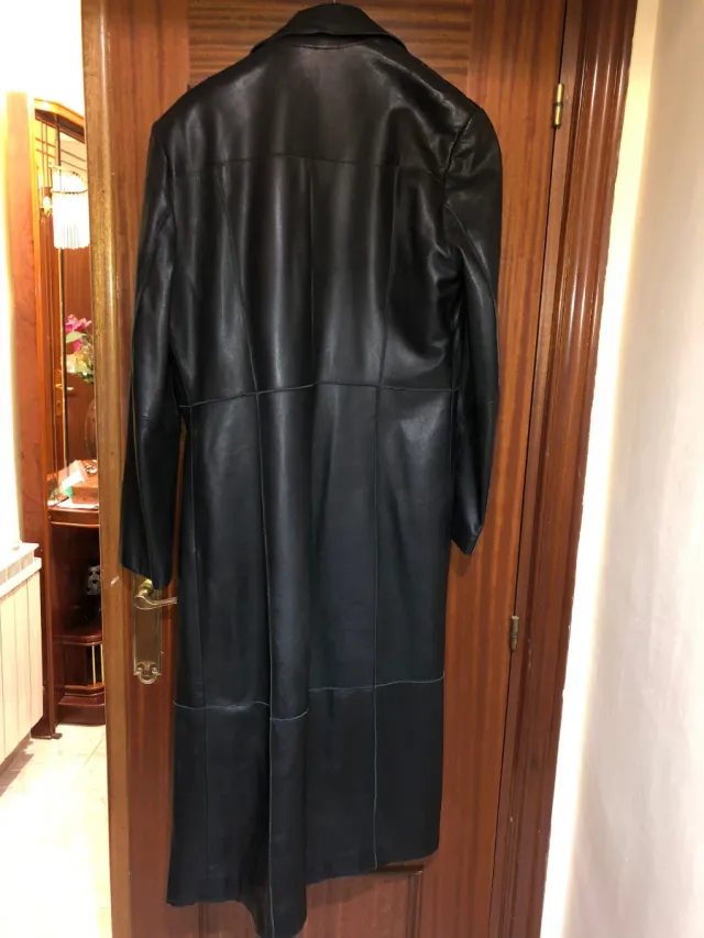 Gabardina de cuero negra