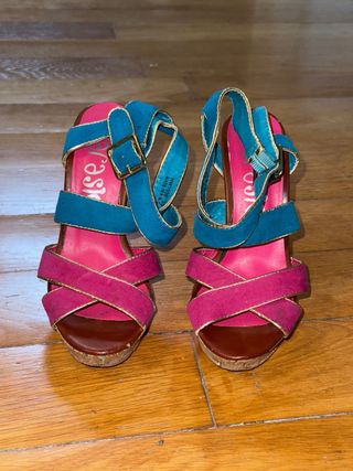 Sandalias de cuña azul y rosa