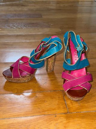 Sandalias de cuña azul y rosa