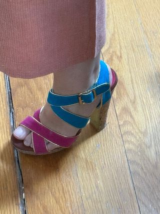 Sandalias de cuña azul y rosa