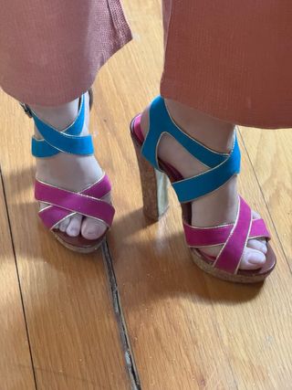 Sandalias de cuña azul y rosa