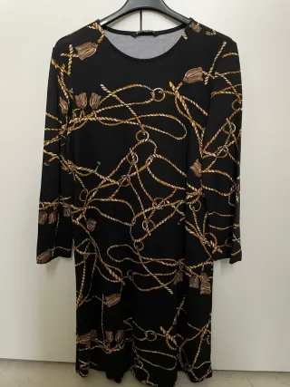 Vestito Stradivarius nero con catene oro