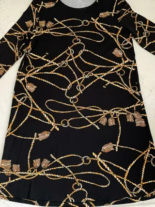 Vestito Stradivarius nero con catene oro