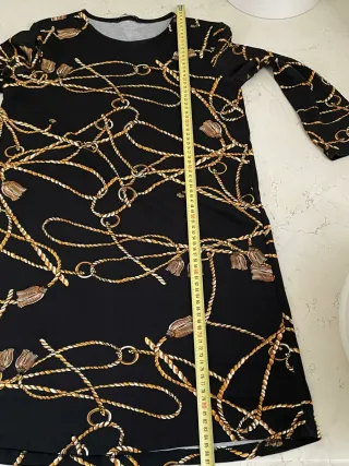 Vestito Stradivarius nero con catene oro