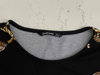 Vestito Stradivarius nero con catene oro