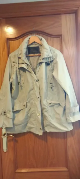 Chubasquero beige mujer capucha incorporada en cue