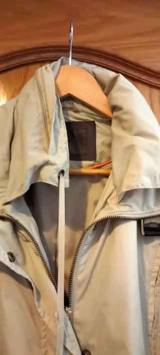 Chubasquero beige mujer capucha incorporada en cue