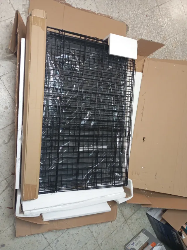 Jaula para mascotas negra y blanca