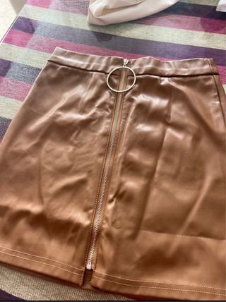 Falda polipiel corta marrón