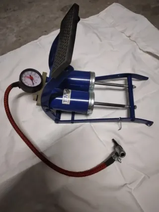 Bomba de pie doble con manómetro