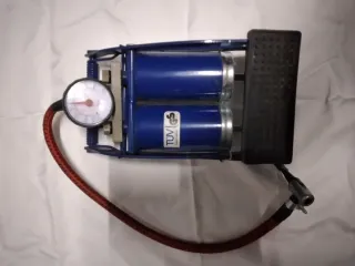 Bomba de pie doble con manómetro