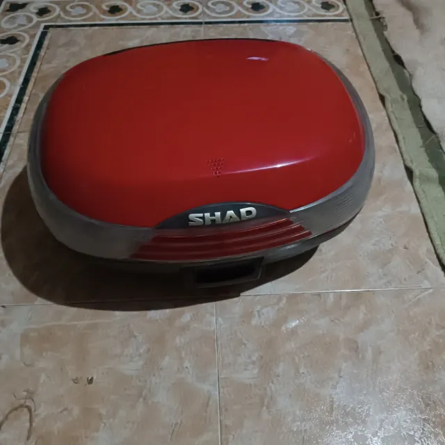 Baúl porta casco moto SHAD rojo