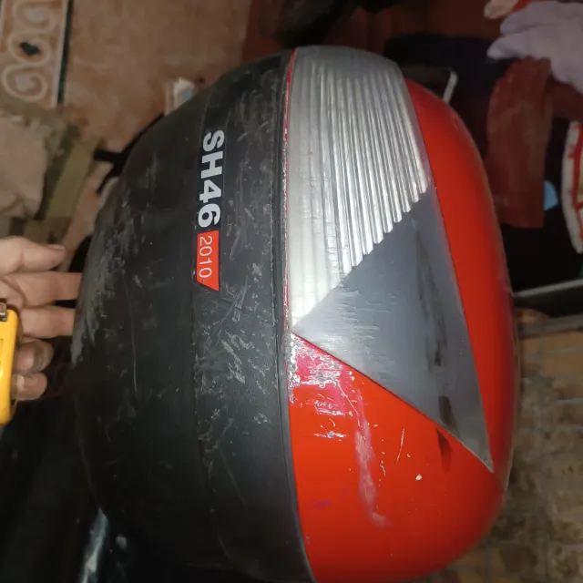 Baúl porta casco moto SHAD rojo